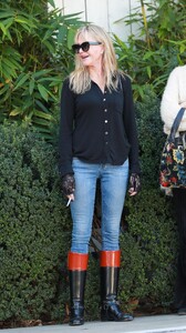 melanie-griffith-out-for-lunch-with-friends-at-san-vicente-bungalows-11-17-2022-9.jpg