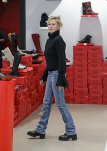 melanie-griffith-out-shopping-for-shoe-in-beverly-hills-03-32-2023-5.jpg