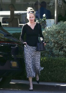 melanie-griffith-out-shopping-in-los-angeles-11-22-2022-0.jpg