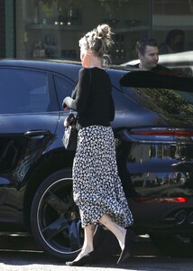 melanie-griffith-out-shopping-in-los-angeles-11-22-2022-1.jpg