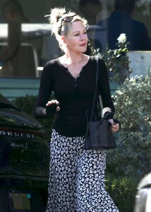 melanie-griffith-out-shopping-in-los-angeles-11-22-2022-2.jpg