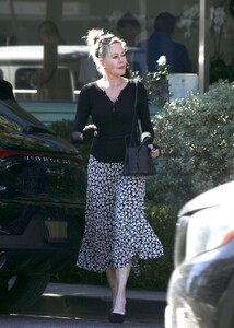 melanie-griffith-out-shopping-in-los-angeles-11-22-2022-5.jpg