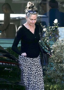 melanie-griffith-out-shopping-in-los-angeles-11-22-2022-6.jpg