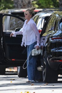 melanie-griffith-out-visiting-a-friend-in-beverly-hills-07-17-2023-2.jpg