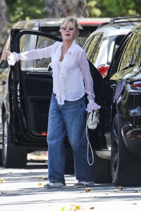 melanie-griffith-out-visiting-a-friend-in-beverly-hills-07-17-2023-5.jpg