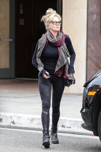 melanie-griffith-shopping-for-new-glasses-at-dan-deutsch-optical-outlook-in-beverly-hills-06-12-2023-4.jpg