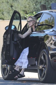 melanie-griffith-shows-off-her-new-tattoo-out-in-los-angeles-07-10-2023-3.jpg