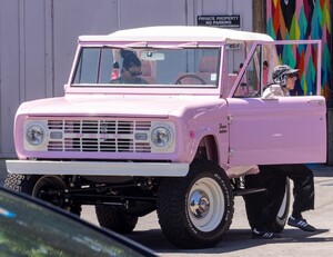 pregnant-kourtney-kardashian-and-travis-barker-cruise-in-their-barbie-inspired-classic-suv-in-calabasas-08-06-2023-1.jpg