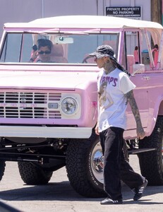 pregnant-kourtney-kardashian-and-travis-barker-cruise-in-their-barbie-inspired-classic-suv-in-calabasas-08-06-2023-6.jpg