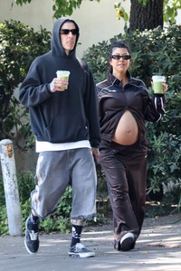 pregnant-kourtney-kardashian-and-travis-barker-out-for-coffee-at-cha-cha-macha-in-west-hollywood-08-03-2023-0.jpg