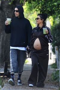pregnant-kourtney-kardashian-and-travis-barker-out-for-coffee-at-cha-cha-macha-in-west-hollywood-08-03-2023-1.jpg