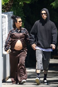pregnant-kourtney-kardashian-and-travis-barker-out-for-coffee-at-cha-cha-macha-in-west-hollywood-08-03-2023-2.jpg