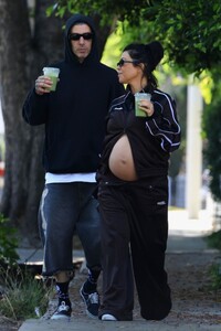 pregnant-kourtney-kardashian-and-travis-barker-out-for-coffee-at-cha-cha-macha-in-west-hollywood-08-03-2023-3.jpg