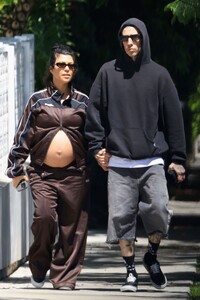 pregnant-kourtney-kardashian-and-travis-barker-out-for-coffee-at-cha-cha-macha-in-west-hollywood-08-03-2023-4.jpg
