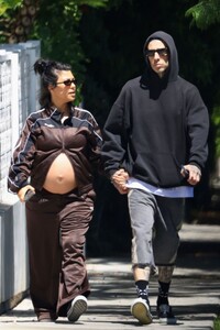 pregnant-kourtney-kardashian-and-travis-barker-out-for-coffee-at-cha-cha-macha-in-west-hollywood-08-03-2023-5.jpg