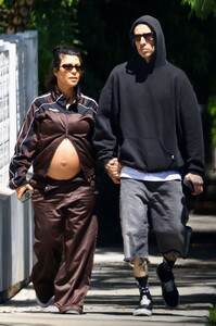 pregnant-kourtney-kardashian-and-travis-barker-out-for-coffee-at-cha-cha-macha-in-west-hollywood-08-03-2023-6.jpg