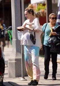 pregnant-rumer-willis-out-and-about-in-in-studio-city-04-06-2023-2.jpg