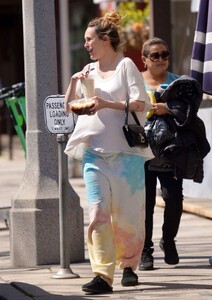 pregnant-rumer-willis-out-and-about-in-in-studio-city-04-06-2023-6.jpg