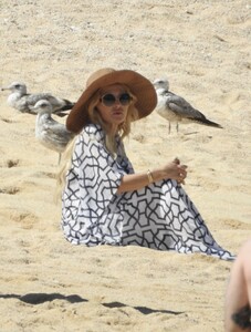 rachel-zoe-out-at-a-beach-in-tulum-04-07-2023-1.jpg