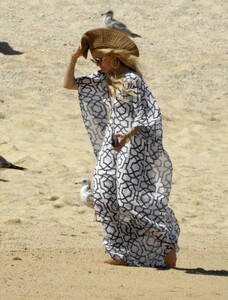 rachel-zoe-out-at-a-beach-in-tulum-04-07-2023-3.jpg