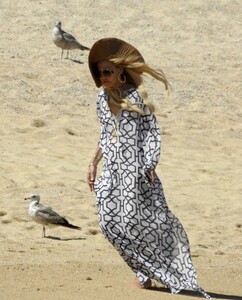 rachel-zoe-out-at-a-beach-in-tulum-04-07-2023-4.jpg