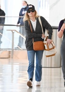 reese-witherspoon-at-airport-in-new-york-08-18-2023-0.jpg
