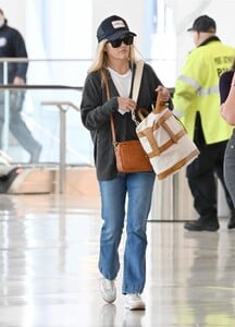reese-witherspoon-at-airport-in-new-york-08-18-2023-3.jpg