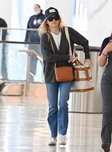 reese-witherspoon-at-airport-in-new-york-08-18-2023-6.jpg