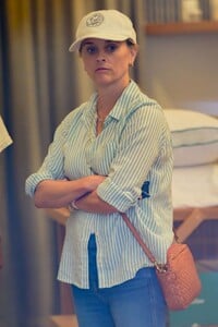 reese-witherspoon-shopping-at-brooklinen-in-new-york-08-16-2023-5.jpg