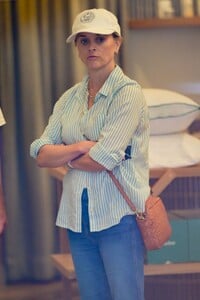 reese-witherspoon-shopping-at-brooklinen-in-new-york-08-16-2023-6.jpg