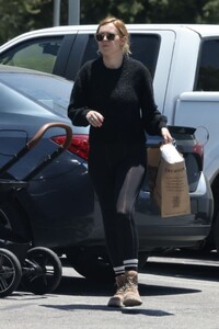 rumer-willis-out-with-her-baby-in-calabasas-06-20-2023-5.jpg
