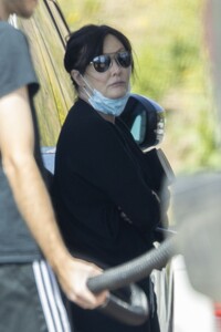 shanne-doherty-at-a-gas-station-in-malibu-03-09-2022-2.jpg