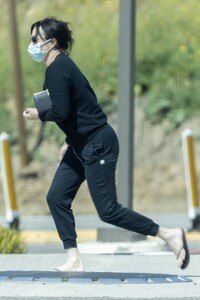 shanne-doherty-at-a-gas-station-in-malibu-03-09-2022-4.jpg