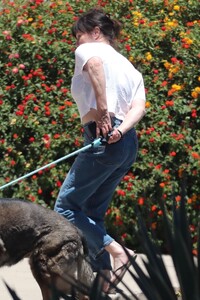 shanne-doherty-out-with-her-dog-up-in-calabasas-07-19-2022-5.jpg