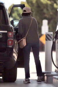 shannen-doherty-at-a-gas-station-in-malibu-03-24-2023-0.jpg