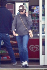 shannen-doherty-at-a-gas-station-in-malibu-03-24-2023-2.jpg