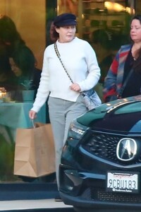 shannen-doherty-leaves-dinner-with-her-mom-and-a-friend-at-nicolas-eatery-in-malibu-05-09-2023-1.jpg