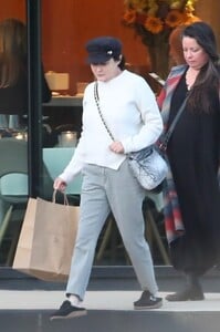 shannen-doherty-leaves-dinner-with-her-mom-and-a-friend-at-nicolas-eatery-in-malibu-05-09-2023-2.jpg