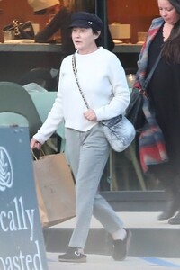 shannen-doherty-leaves-dinner-with-her-mom-and-a-friend-at-nicolas-eatery-in-malibu-05-09-2023-6.jpg