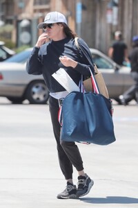 shannen-doherty-out-shopping-at-vintage-grocers-in-malibu-07-05-2022-0.jpg