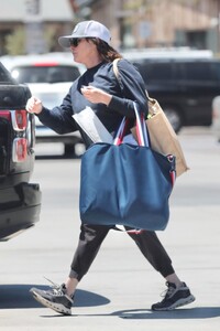 shannen-doherty-out-shopping-at-vintage-grocers-in-malibu-07-05-2022-1.jpg