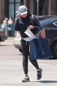 shannen-doherty-out-shopping-at-vintage-grocers-in-malibu-07-05-2022-4.jpg