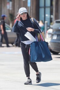 shannen-doherty-out-shopping-at-vintage-grocers-in-malibu-07-05-2022-6.jpg