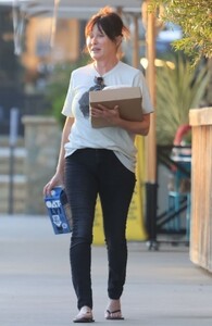 shannen-doherty-out-shopping-at-vintage-market-in-malibu-09-15-2022-0.jpg