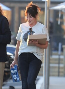 shannen-doherty-out-shopping-at-vintage-market-in-malibu-09-15-2022-1.jpg