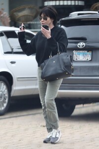 shannen-doherty-out-shopping-in-malibu-03-16-2023-2.jpg