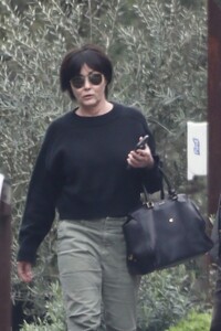 shannen-doherty-out-shopping-in-malibu-03-16-2023-6.jpg