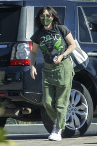 shannen-doherty-out-shopping-in-malibu-11-12-2021-2.thumb.jpg.0366913b0c1cf2e213e3ba2393181555.jpg