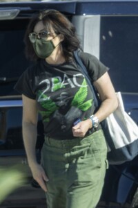 shannen-doherty-out-shopping-in-malibu-11-12-2021-4.thumb.jpg.9809804c30f09e5d2bcf3ced80d63464.jpg