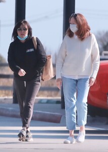 shannen-doherty-out-shopping-with-her-mom-rosa-in-malibu-11-04-2021-6.jpg